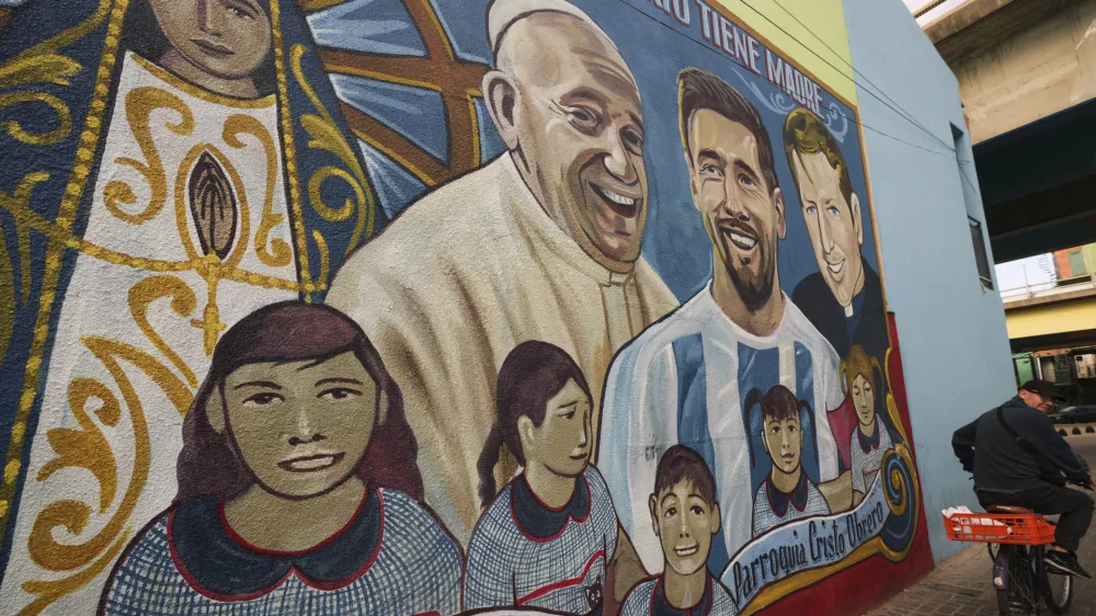 The late Pope Francis is depicted on a mural alongside soccer player Lionel Messi at the Carlos Mugica neighborhood in Buenos Aires, Argentina, Monday, April 21, 2025. (AP Photo/Rodrigo Abd) / Foto: Rodrigo Abd
