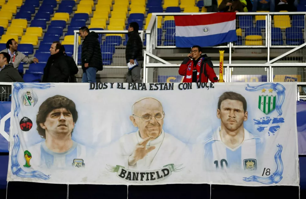 Navijač Čila med Diegom Maradono, papežem Franči&scaron;kom in Lionelom&nbsp;Messijem med čakanjem na začetek tekme med Argentino in Paragvajem na&nbsp;Copa America leta&nbsp;2015.&nbsp;/ Foto: Reuters