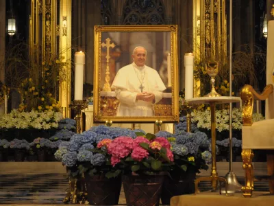 21 April 2025, US, New York: An image of Pope Francis is seen in St. Patrick's Cathedral during a memorial service for Pope Francis who died on Monday April 21 at the age of 88. Photo: Jimin Kim/SOPA Images via ZUMA Press Wire/dpa