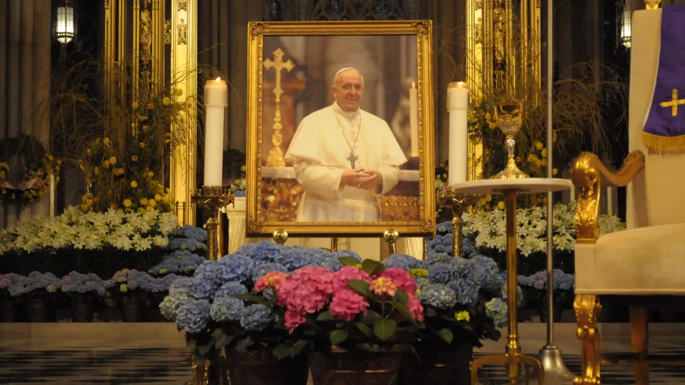 21 April 2025, US, New York: An image of Pope Francis is seen in St. Patrick's Cathedral during a memorial service for Pope Francis who died on Monday April 21 at the age of 88. Photo: Jimin Kim/SOPA Images via ZUMA Press Wire/dpa