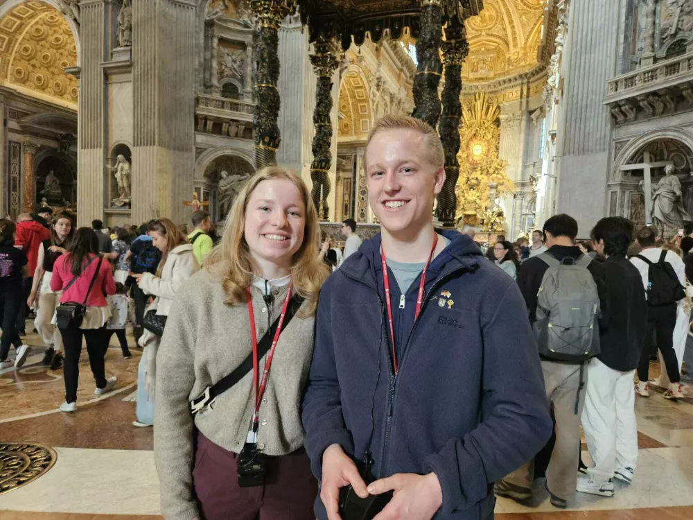 Jessica in Joshua iz Nemčije, ki upata, da bo na konklavu med kardinali deloval Sveti Duh, da dobimo novega papeža, ki bo znal nagovarjati sodobnega človeka