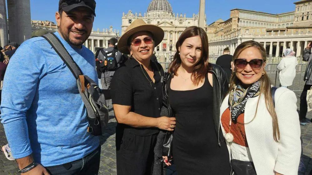 Družina iz Mehike: "Jokali smo, ko smo izvedeli za papeževo smrt. Bil je latino American, tako kot mi, nasmejan, veder, sočuten, pozoren do ljudi na robu."