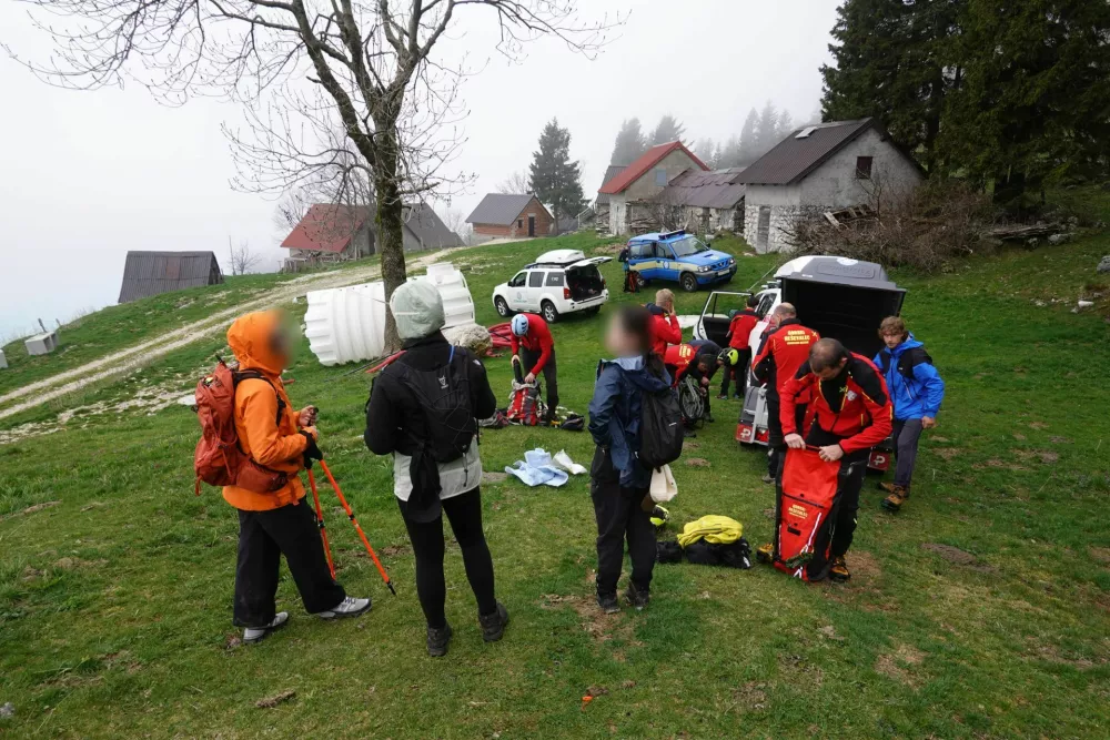 GRS Tolmin - re&scaron;evanje obnemoglih planincev na Krnu       