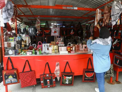 Za prodajo na stojnici se je Hedaya odločila zaradi večjega &scaron;tevila mimoidočih. Foto:&nbsp;Luka Cjuha