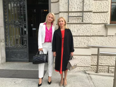 O&scaron;kodovanka Katja Pančur (levo) in njena poobla&scaron;čenka Tea Mlinar Kovačič sta bili razočarani, ker se sojenje &scaron;e vedno ni začelo.