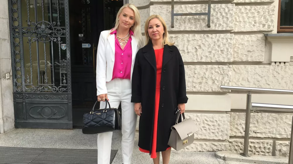 O&scaron;kodovanka Katja Pančur (levo) in njena poobla&scaron;čenka Tea Mlinar Kovačič sta bili razočarani, ker se sojenje &scaron;e vedno ni začelo.