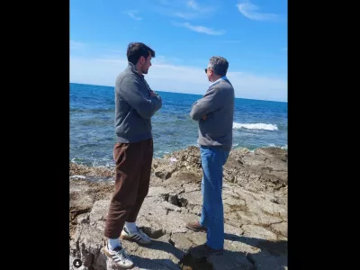 Borut Pahor s sinom Lukom med okrevanjem na morju. Vir: instagram