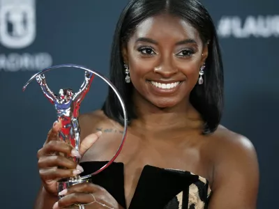 Simone Biles celebrates her Laureus World Sportswoman of the Year award, during the 2025 Laureus World Sports Awards ceremony in Madrid, Spain, Monday, April 21, 2025. (AP Photo/Manu Fernandez)