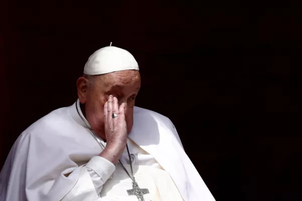 Pope Francis appears on a balcony on the day the "Urbi et Orbi" (to the city and to the world) message is delivered, at St. Peter's Square, on Easter Sunday, in the Vatican, April 20, 2025. REUTERS/Yara Nardi   TPX IMAGES OF THE DAY