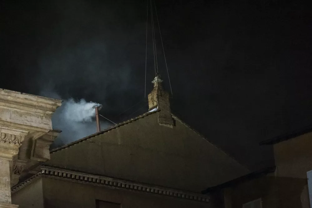 Beli dim je razmeroma nova tradicija. Da bi bilo laže dognati, ali so bile volitve uspe&scaron;ne, so nato dodali &scaron;e zvonjenje. / Foto: Istock