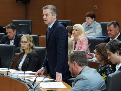 Ljubljana, DZ.Zacetek seje DZ s poslanskimi vprasanji predsedniku vlade Robertu Golobu, med drugim so obravnavali tudi zahtevo skupine poslank in poslancev, da DZ odloci o odlocitvi kolegija predsednice DZ, da se novela zakona o zdravljenju neplodnosti in postopkih oploditve z biomedicinsko pomocjo obravnava po skrajsanem postopku.