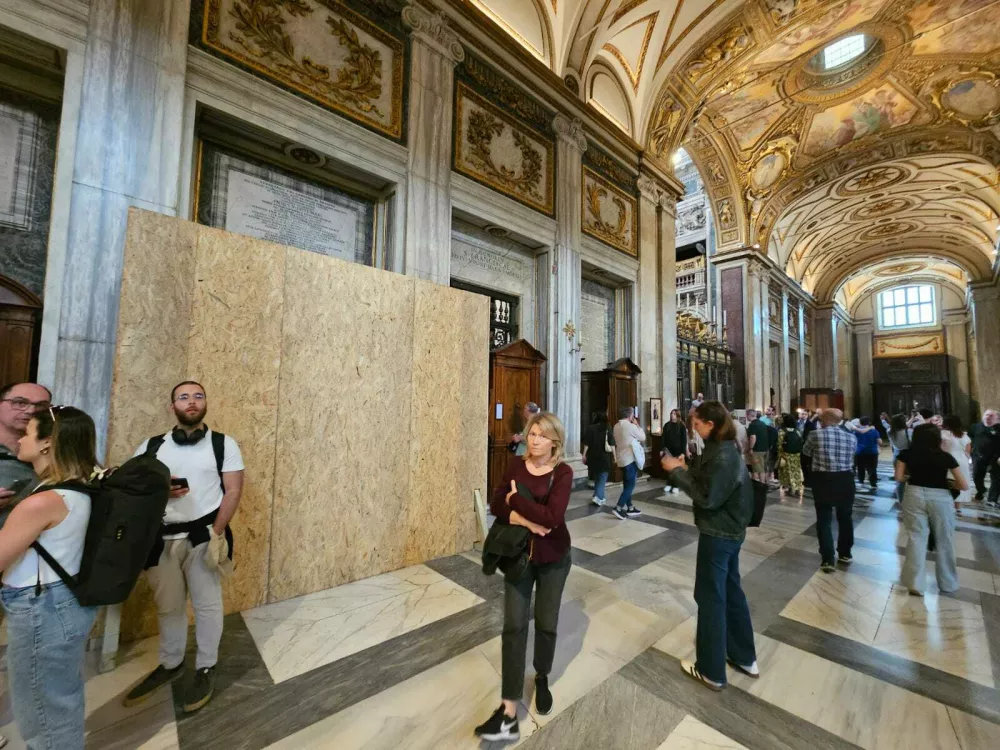 Mesto ob kapeli, kjer, kot ugibajo verniki, bi utegnil biti pokopan papež Franči&scaron;ek, osebje v baziliki pa je skrivnostno.