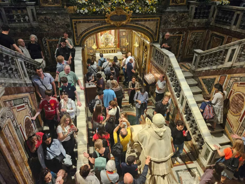 Verniki obiskujejo relikvarij z delci jaslic, v katere naj bi bil položen Jezus.