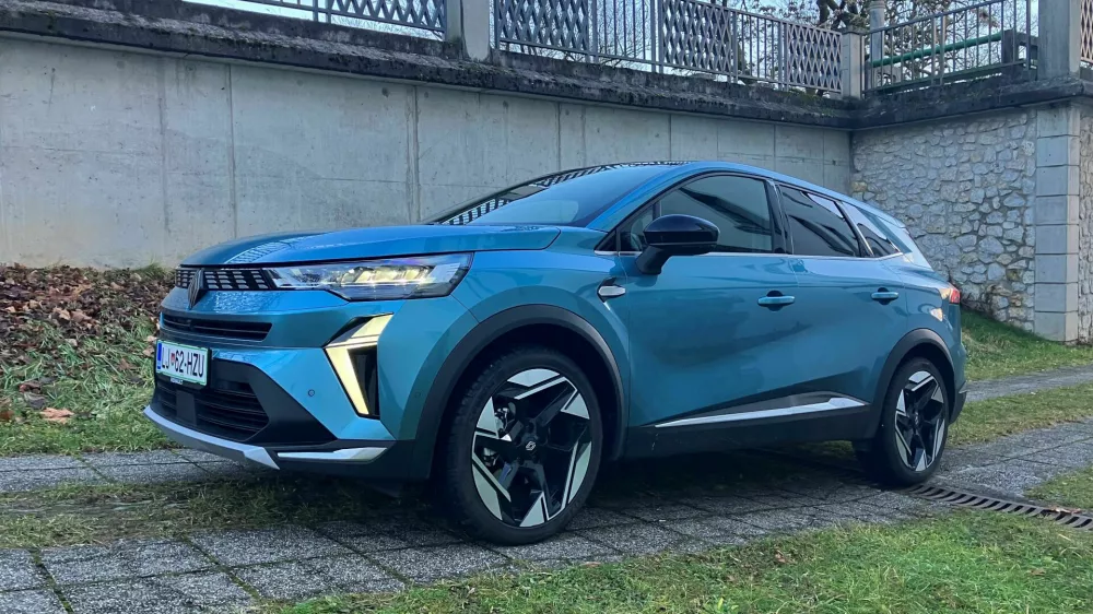 Symbioz je že na prvi pogled prepoznavni Renaultov &scaron;portni terenec, ki se po velikosti in ceni uvr&scaron;ča med capturja in australa.