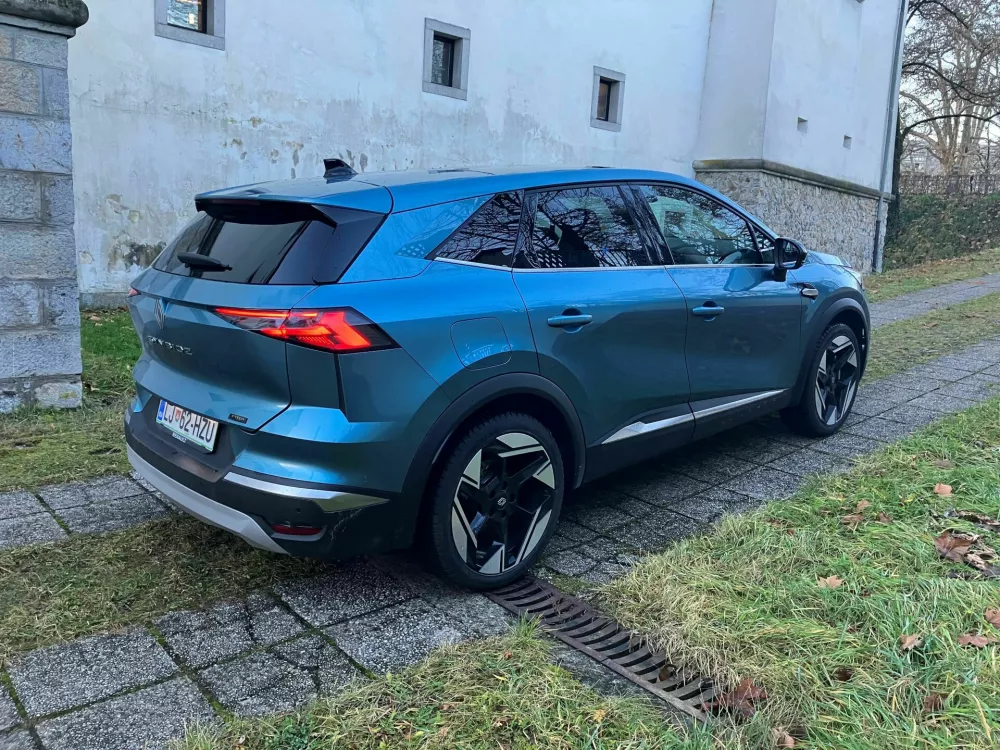 Testnega je krasila bogata serijska oprema iconic. Sedi se udobno, prtljažnik je dovolj velik, prtljažna vrata pa premorejo pomoč elektrike.