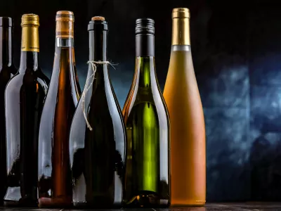 Steklenice za vino so različnih velikosti in oblik. F i Stock