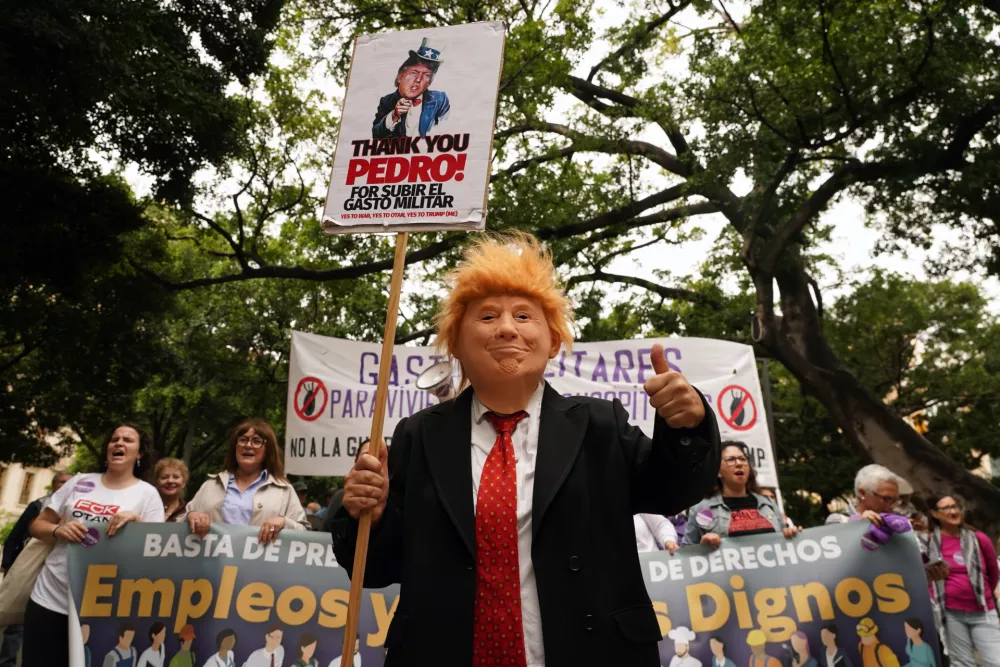 Na prvomajskih protestih, ki so potekali po &scaron;tevilnih mestih po svetu, so se delavske in socialne zahteve pogosto prepletale z aktualnimi političnimi vpra&scaron;anji &ndash; tudi politikami ameri&scaron;kega predsednika Trumpa. Na sliki protestnik iz &scaron;panske Malage. /&nbsp;Foto: dpa