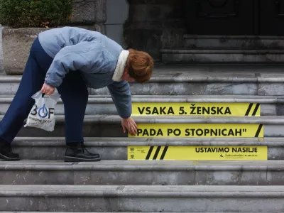 - ilustrativna fotografija - nasilje mednarodni dan boja proti nasilju nad ženskami, vsaka peta ženska pada po stopnicah magistrat