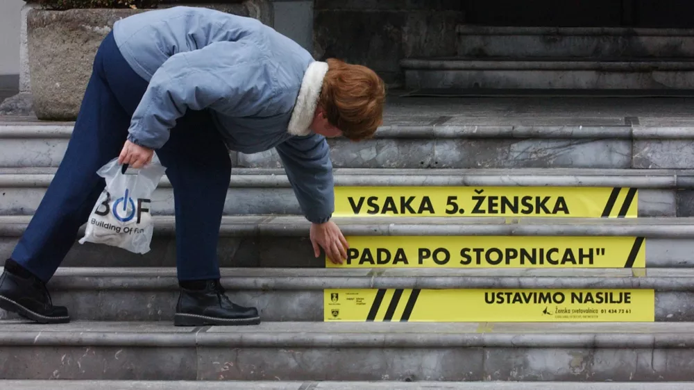 - ilustrativna fotografija - nasilje mednarodni dan boja proti nasilju nad ženskami, vsaka peta ženska pada po stopnicah magistrat