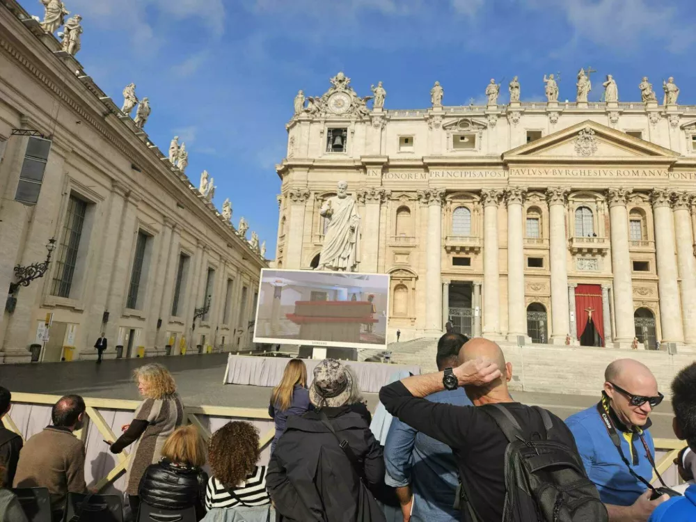 Verniki čakajo na zadnje slovo od papeža Franči&scaron;ka.