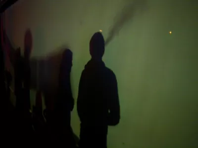 simbolična fotografija, par, mo&scaron;ki in ženska, spoznavnje, sence, kajenje- 29.01.2016 - Največji zmenek na slepo v S-LOVE-niji 7 - spoznavni dogodek - Ona-On.com -  //FOTO: Bojan Velikonja