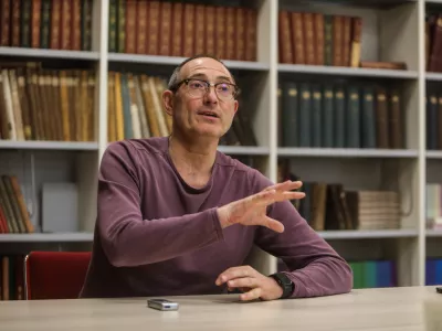 - 17.04.2025. - dr. Bojan Gode&scaron;a, svetnik na In&scaron;titutu za novej&scaron;o zgodovino, docent na Univerzi v Novi Gorici, kjer na Fakulteti za humanistiko predava predmet Zgodovina svetovnih vojn v XX. stoletju.//FOTO: Bojan Velikonja