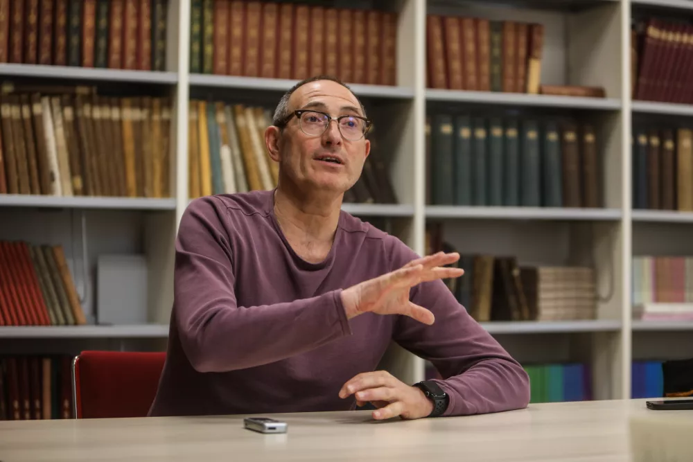 - 17.04.2025. - dr. Bojan Gode&scaron;a, svetnik na In&scaron;titutu za novej&scaron;o zgodovino, docent na Univerzi v Novi Gorici, kjer na Fakulteti za humanistiko predava predmet Zgodovina svetovnih vojn v XX. stoletju.//FOTO: Bojan Velikonja