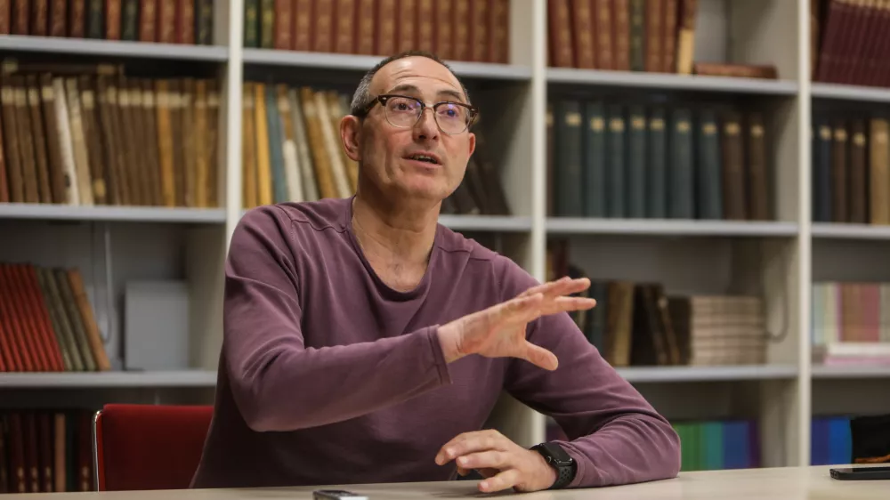 - 17.04.2025. - dr. Bojan Gode&scaron;a, svetnik na In&scaron;titutu za novej&scaron;o zgodovino, docent na Univerzi v Novi Gorici, kjer na Fakulteti za humanistiko predava predmet Zgodovina svetovnih vojn v XX. stoletju.//FOTO: Bojan Velikonja