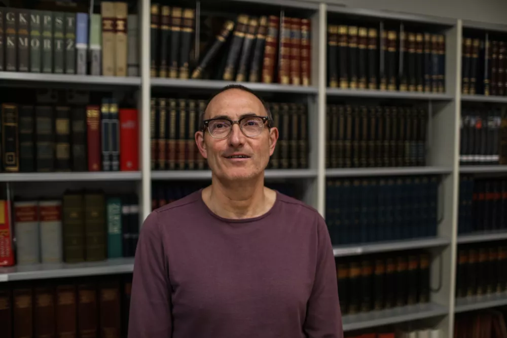 - 17.04.2025. - dr. Bojan Gode&scaron;a, svetnik na In&scaron;titutu za novej&scaron;o zgodovino, docent na Univerzi v Novi Gorici, kjer na Fakulteti za humanistiko predava predmet Zgodovina svetovnih vojn v XX. stoletju.//FOTO: Bojan Velikonja