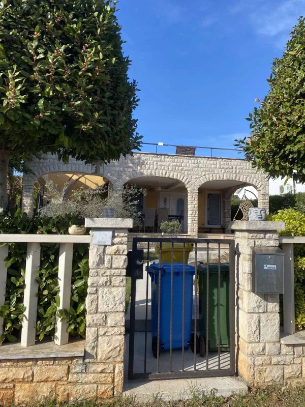 Počitni&scaron;ka hi&scaron;a Tomaža Subotiča v Karigadorju, kjer je premier Robert Golob spomladi 2023 trikrat počitnikoval s partnerko Tino Gaber in svetovalko v njegovem kabinetu Pino Weisseisen. Foto: Arhiv Večera