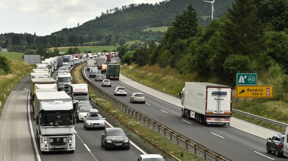 Razdrto.Na primorski avtocesti je zaradi del med Nanosom in pocivaliscem Ravbarkomanda nastal 15 kilometrov dolg zastoj v smeri Ljubljane. Promet skozi zaporo proti Ljubljani poteka samo po enem pasu.