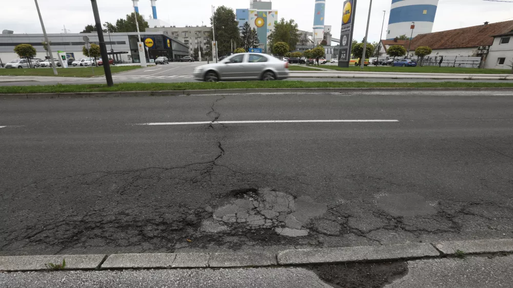 Na občini skupaj z Ljubljanskim potni&scaron;kim prometom ocenjujejo, da bi uvedba rumenih pasov na Zalo&scaron;ki pripomogla tudi k temu, da bi re&scaron;evalna vozila hitreje dostopala do UKC in drugih zdravstvenih objektov na območju. Foto:&nbsp;Luka Cjuha
