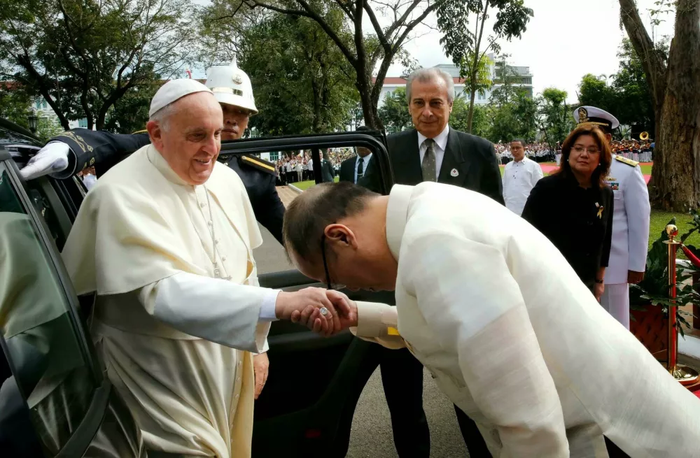EK2K0R Philippine President Benigno S. Aquino III kisses the ring of Pope Francis? during a welcome ceremony at the Kalayaan Grounds of the Malacanan Palace January 16, 2015 in Manila, The Philippines.
