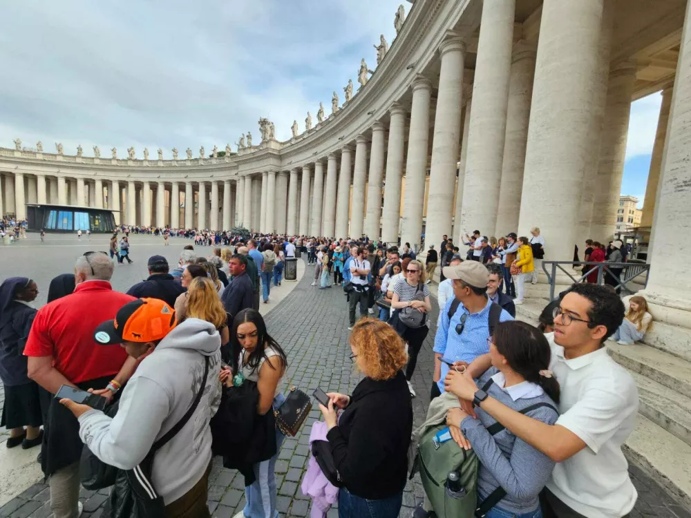 V vrsti stojijo po več ur. Foto: Veronika Rupnik Ženko