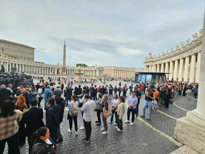 Dolga vrsta čakajočih na Trgu svetega Petra. Foto: Veronika Rupnik Ženko