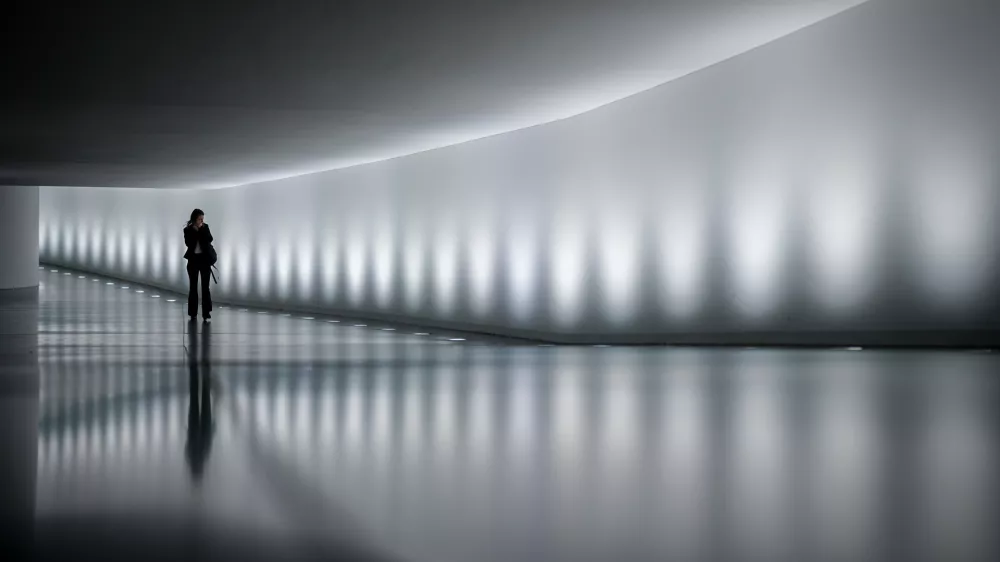 20 February 2025, Berlin: A Bundestag staff member walks through the connecting tunnel between the Reichstag building and Paul Loebe House, a passage frequently used by numerous MPs during parliamentary session weeks. The scene takes place ahead of the German Bundestag elections scheduled for February 23, 2025. Photo: Kay Nietfeld/dpa