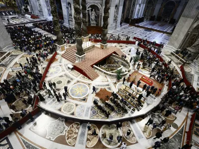 24 April 2025, Vatican, Vatican City: The body of the late Pope Francis rests in state at St. Peter's Basilica, following his death on Easter Monday at the age of 88. The Argentine pontiff, who served as the head of the Catholic Church from 2013, leaves behind a significant legacy and has made a profound impact on millions around the world. Photo: Cecilia Fabiano/LaPresse via ZUMA Press/dpa