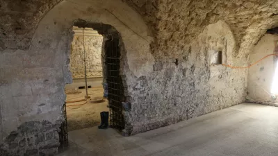 Na levi je ostanek nekdanje pokrite grajske jahalnice grofov Auersperg iz 17. stoletja pred začetkom rekonstrukcije. Na desni pa je aktualno stanje, ko naj bi poru&scaron;ili skoraj vse ostanke; ostal je samo jugozahodni vogal, ki kaže značilno strukturo kamnite zidave iz 17. stoletja, je opozoril profesor Sapač.Foto: Igor Sapač