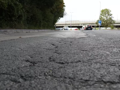 24.08.2022. Po&scaron;kodovano vozi&scaron;če na Cesti v Gorice ob križi&scaron;ču s Trža&scaron;ko cesto na Dolgem mostu.//FOTO: Bojan Velikonja