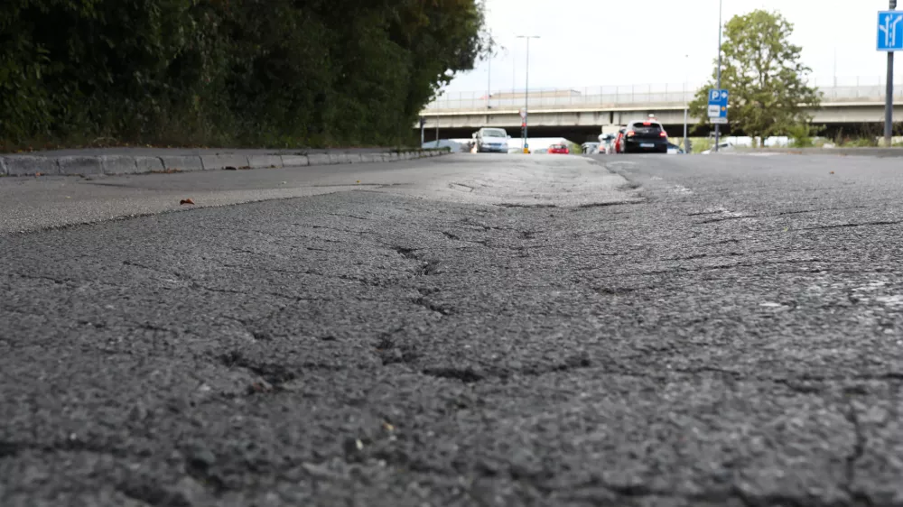24.08.2022. Po&scaron;kodovano vozi&scaron;če na Cesti v Gorice ob križi&scaron;ču s Trža&scaron;ko cesto na Dolgem mostu.//FOTO: Bojan Velikonja