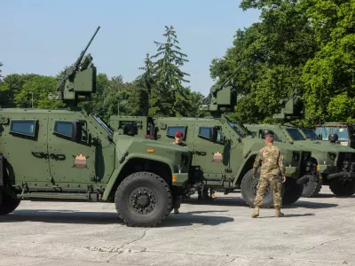 - lahko oklepno vozilo SV LKOV 4x4, proizvajalca Oshkosh Defense.- 05.06.2021 - Vojanica Edvarda Peperka v Ljubljani - Slovenska vojska (SV) - predstavitev novih 38 lahkih kolesno oklepnih vozil LKOV 4x4 z integrirano oboroitveno postajo M153 Kongsberg. //FOTO: Bojan Velikonja