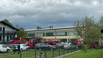 Beltinci.Ogenj, ki je na Osnovni soli Beltinci izbruhnil v petek popoldne, naj bi po prvih informacijah izbruhnil na strehi sole, natancneje na ostresju oziroma pri namesceni soncni elektrarni. Vzrok pozara se ni potrjen.Posledice pozara na OS Beltinci.Foto: PGD Beltinci