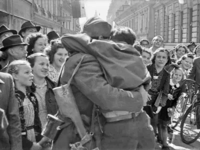 Objem veselja ob prihodu partizanske vojske v Ljubljano, 9. maj 1945. Fotografija: Rudi Stopar, hrani Muzej novej&scaron;e in sodobne zgodovine SlovenijePOZOR, NI ZA PONOVNO OBJAVO BREZ DOVOLJENJA MNSZS!!!