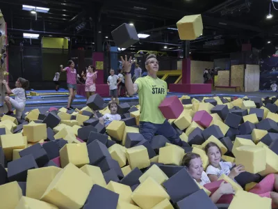 animator Patrik Burnik- 21.07.2023 - Trampolin park WOOP! Ljubljana, - projekt Otroci za otroke &ndash; otro&scaron;ke poletne počitnice in počitni&scaron;ko varstvo, Lesko&scaron;kova cesta 3 v Ljubljani //FOTO: Jaka Gasar