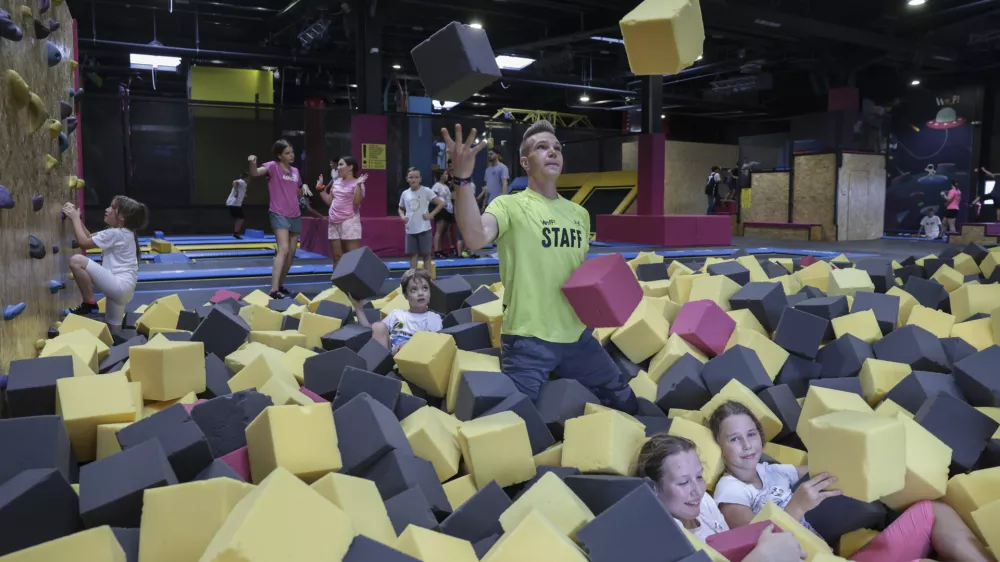 animator Patrik Burnik- 21.07.2023 - Trampolin park WOOP! Ljubljana, - projekt Otroci za otroke &ndash; otro&scaron;ke poletne počitnice in počitni&scaron;ko varstvo, Lesko&scaron;kova cesta 3 v Ljubljani //FOTO: Jaka Gasar