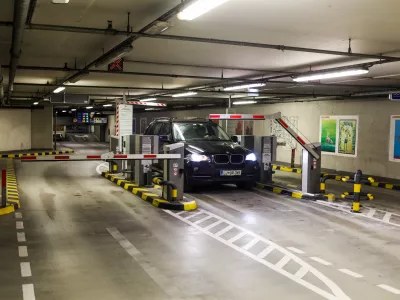 - 12.01.2021 - Parkirna hi&scaron;a PH Kongresni trg &ndash; garažna hi&scaron;a je opremljena z avtomatskimi vhodno-izhodnim sistemi, avtomatskimi blagajnami in video nadzornim sistemom - //FOTO: Bojan Velikonja