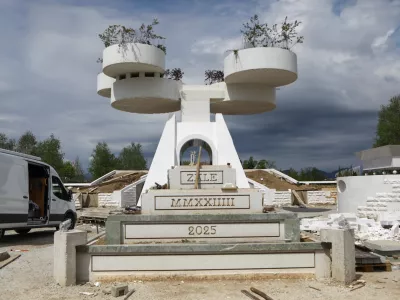 Letnica 2025 je na arhitekturnem delu zapisana tudi z rimsko &scaron;tevilko, pri čemer je avtor namesto znaka pet uporabil pet enic. Foto:&nbsp;Luka Cjuha