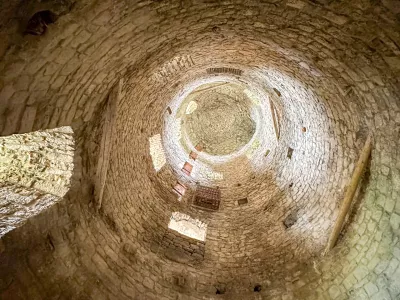 Posebej urejen prostor na gradu Rihemberk, kjer v sožitju z okoljem živijo netopirji. Foto: Bo&scaron;tjan Perov&scaron;ek