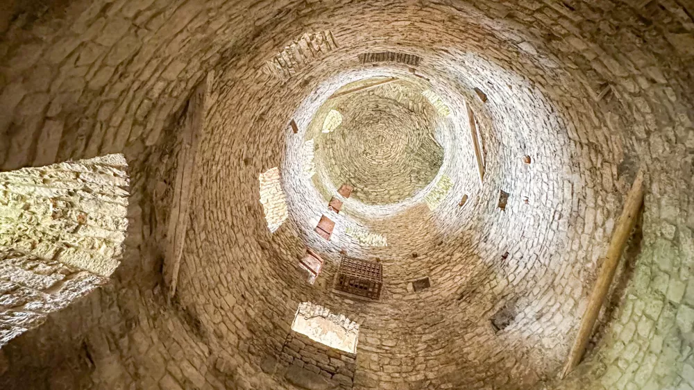 Posebej urejen prostor na gradu Rihemberk, kjer v sožitju z okoljem živijo netopirji. Foto: Bo&scaron;tjan Perov&scaron;ek
