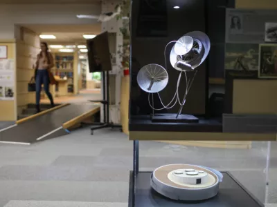 mikro muzej, posvečen pionirju vesoljske tehnologije Hermanu Potočniku Noordungu v Centralni tehnični knjižnici Univerze v Ljubljani. Gre za potujočo razstavo, ki obiskovalcem ponuja vpogled v njegovo življenje, delo ter vizijo prihodnosti vesoljskih raziskav. Foto: Bojan Velikonja 